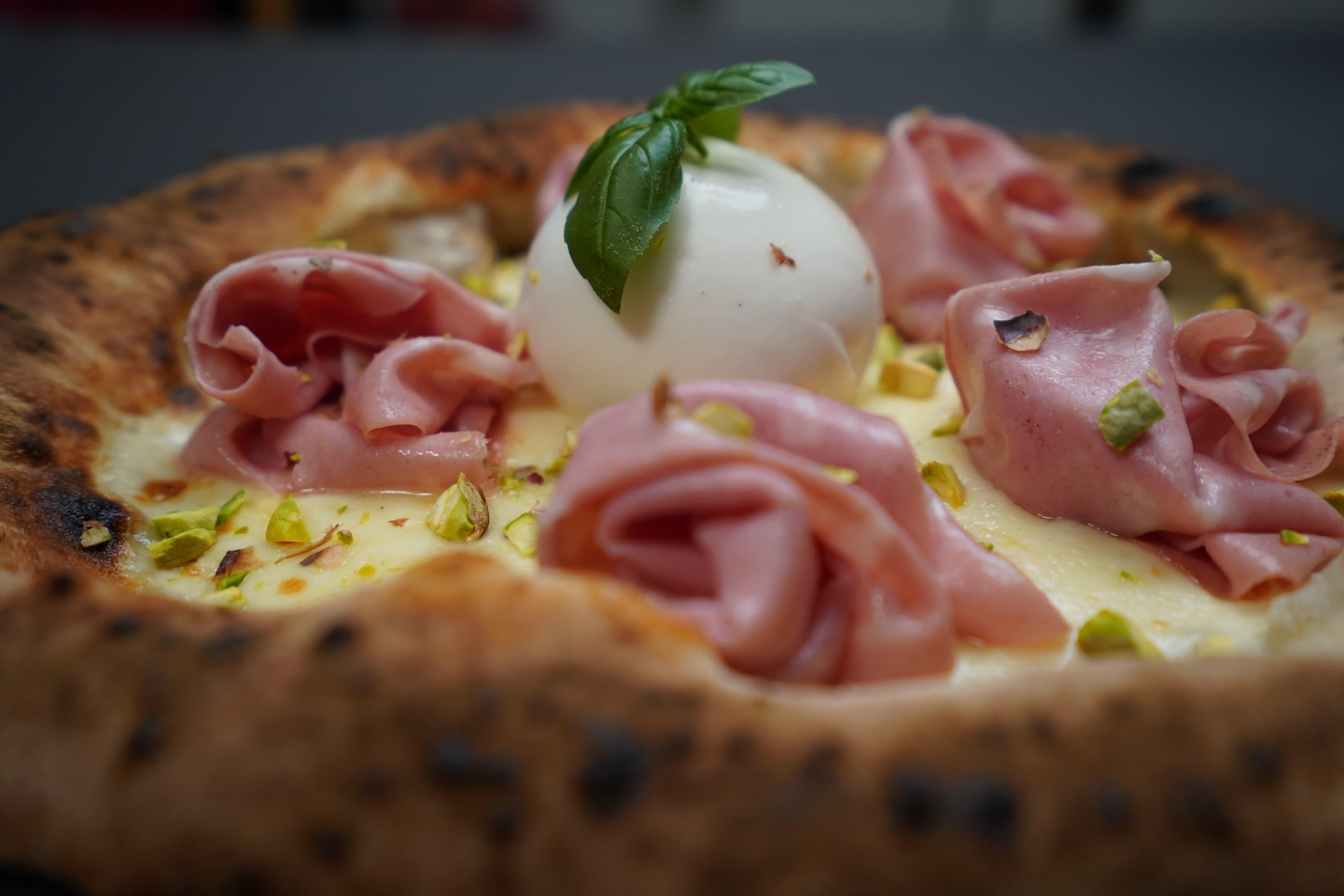 Mortadella Pizza mit Pistazien